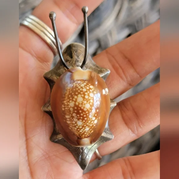 *RARE* epic genuine cowrie shell 925 sterling silver snail brooch
